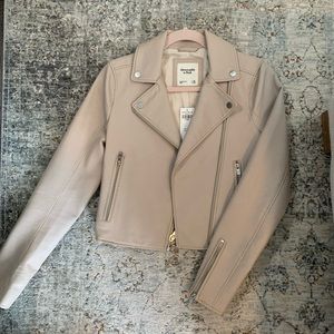Abercrombie and fitch leather jacket. Size can but could also fit for a S